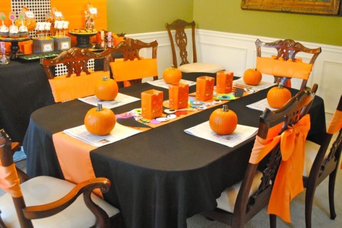 Halloween dining table decor