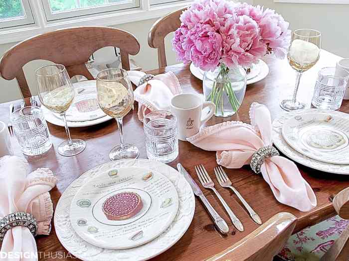 Simple rustic table decor